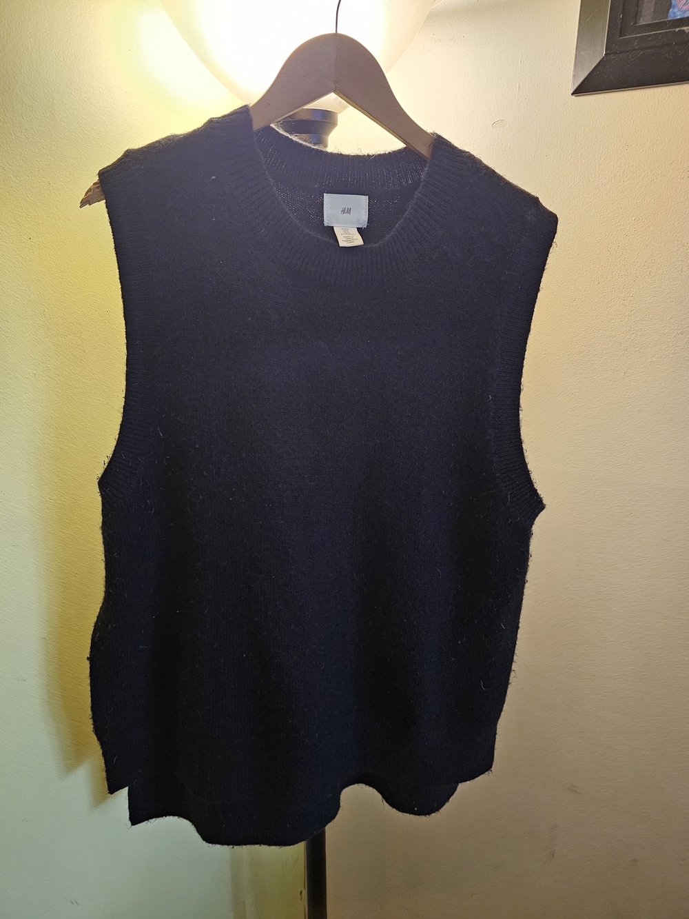 H&M Black Sleeveless Crewneck Knit Vest